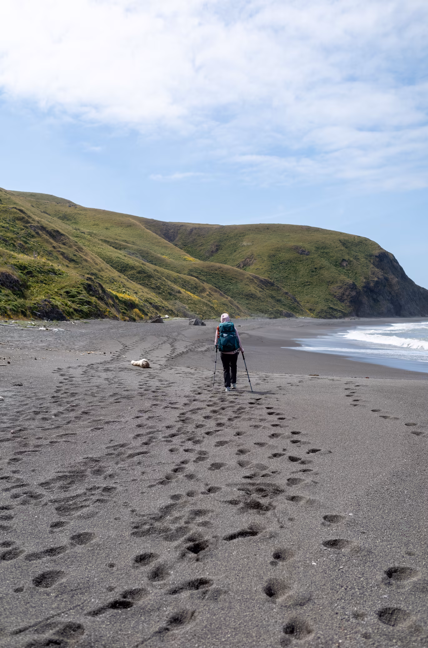 The first part of the trail along the beach.